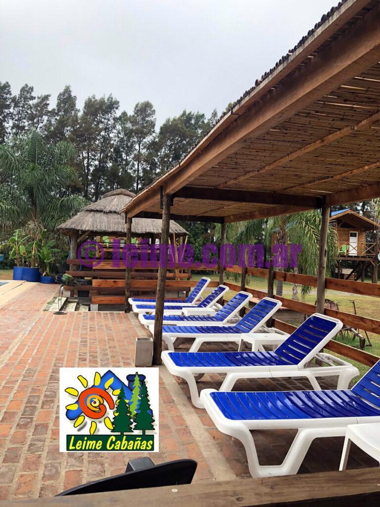 Solárium con reposeras y sombrillas